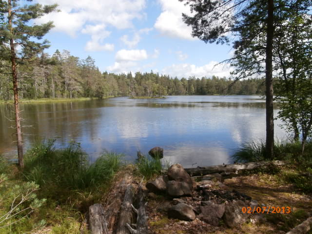 Vitträskin lounaisrannan nuotiopaikka.JPG