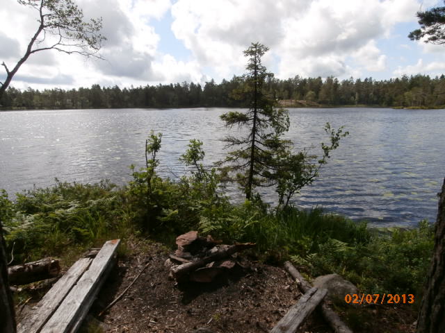 Vitträskin pohjoisrannan nuotiopaikka.JPG