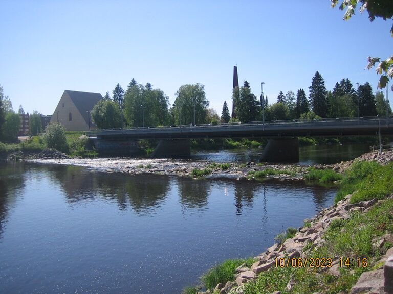 Taustalla Ylivieskan kirkko.JPG