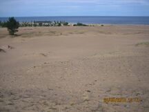 Näkymä Herrainpakkojen yli merelle, rannassa vasemmalla Hiekkasärkkien leirintäaluetta. (KI 28.8.2018)