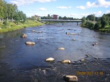 Sillalta ylävirtaan, taustalla Pyhäjoen ratasilta (KI 29.8.2022)