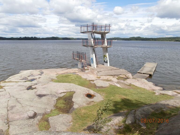 Lasitehtaan uimarannan hyppytorni.JPG