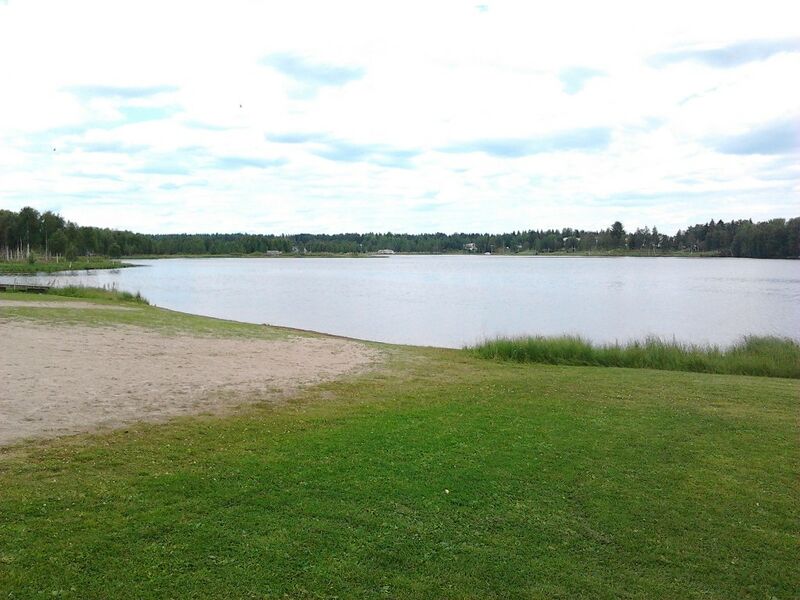 Tiedosto:Kuusamojärvi Kelan ranta.jpg