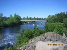 Koskipuistosta sillalle päin.JPG