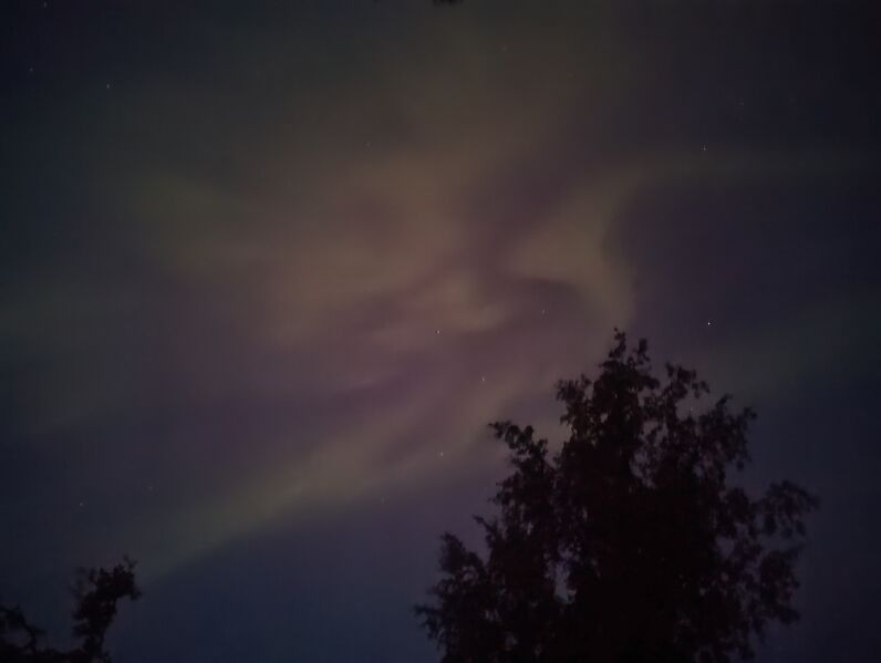 Tiedosto:Revontulia kappolanvuorella.jpg