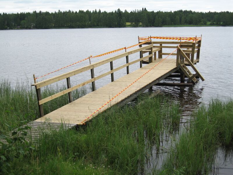 Tiedosto:Toiviaisjärven uimapaikan uusi laituri.jpg